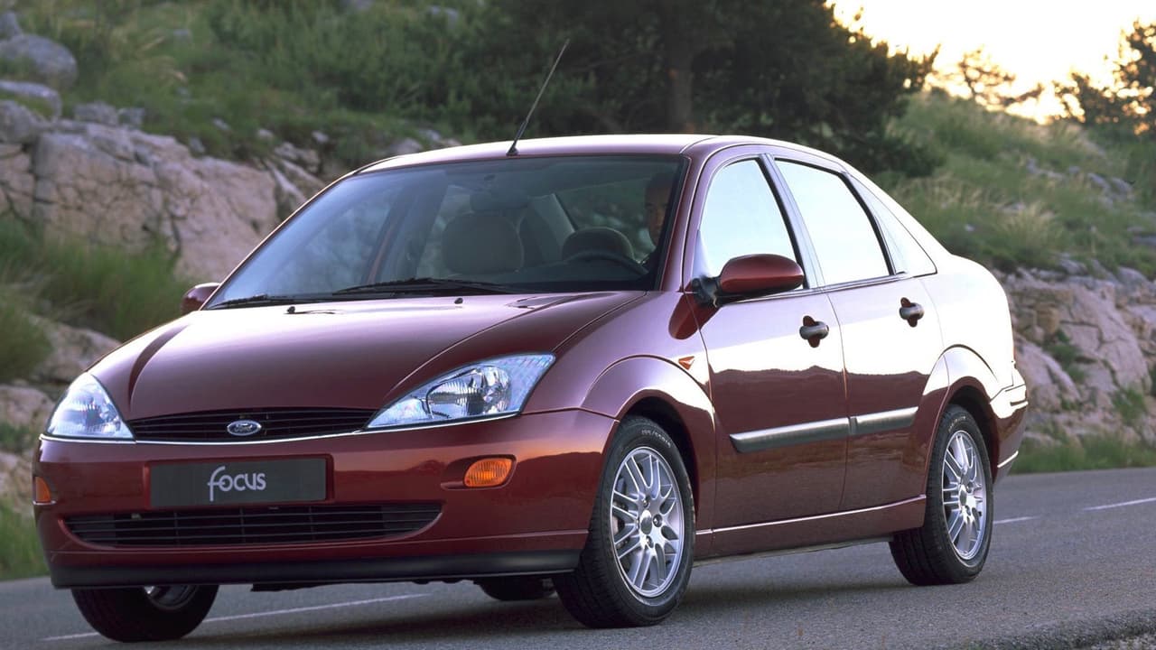 Aparte del Focus Hatchback, Ford también presentó una versión sedán del nuevo compacto que sería la más popular en Estados Unidos.