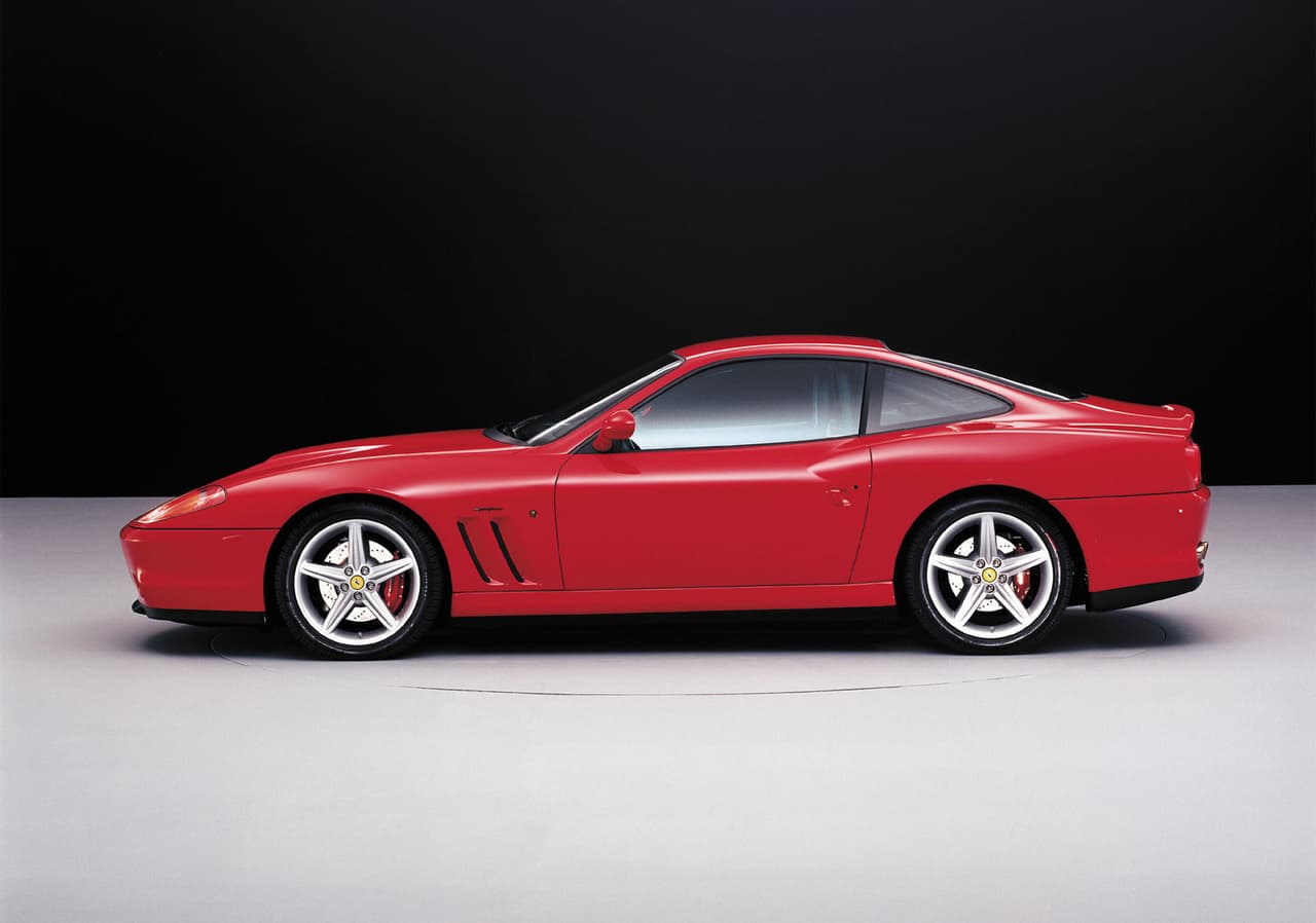 <b>Ferrari 575 Maranello 2002</b>: Nunca falta un vehículo de 
<i>il cavallino rampante</i> en los establos de las personas más adineradas del mundo. Otras estrellas del deporte como los futbolistas
<b> <a href="http://www.univision.com/noticias/autos-y-famosos/un-coctel-de-vehiculos-deportivos-y-familiares-los-autos-de-lionel-messi-fotos" target="_blank">Lionel Messi</a></b> y 
<b><a href="http://www.univision.com/noticias/autos-y-famosos/cristiano-ronaldo-el-amante-de-los-autos-conoce-su-garaje-en-esta-galeria-fotos" target="_blank">Cristiano Ronaldo</a></b> son dueños de autos fabricados por Ferrari.