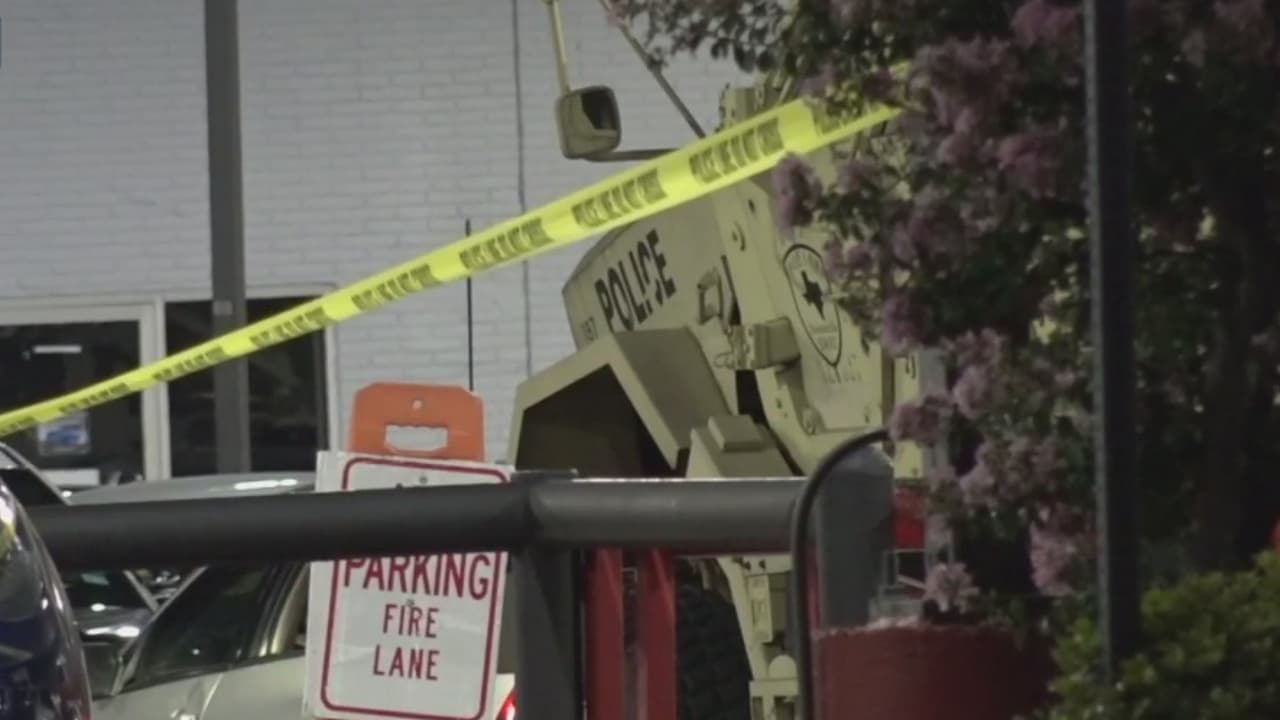 Lo detuvieron por una infracción de tránsito y luego lo encontraron muerto dentro del auto