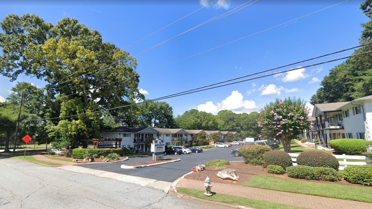 Hispana muere apuñalada en un complejo de apartamentos en Roswell 