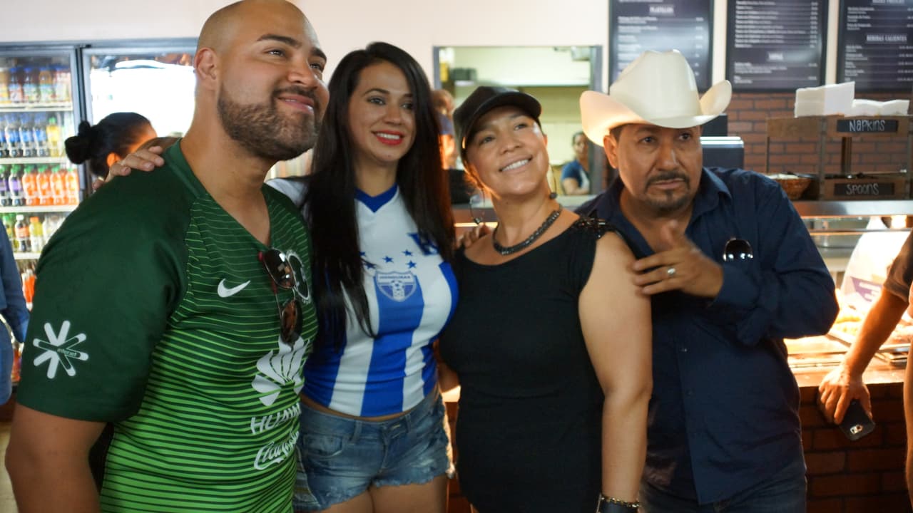 La Hondureña confía en que su selección le gane a México y en un próximo partido, y no tiene problema con seguir pagando apuestas hasta lograr que El Feo y El Pelón sean los que paguen el siguiente reto.