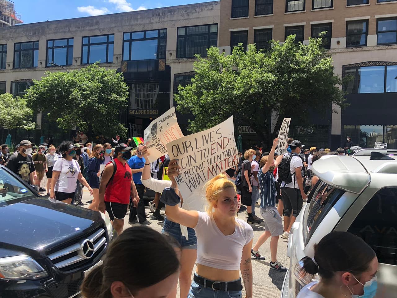 Cientos de manifestantes se conglomeraron frente a la sede de la policía de Austin para exigir justicia por 
<a href="https://www.univision.com/noticias/estados-unidos/asesinaron-a-mi-hermano-estaba-pidiendo-ayuda-familiares-de-george-floyd-claman-justicia">George Floyd</a>, un hombre afroamericano en Minneapolis que murió bajo la custodia de agentes de policía, y 
<a href="https://www.univision.com/local/austin-kakw/elecciones-estados-unidos-2020/lideres-locales-piden-investigar-la-muerte-de-un-hispano-a-manos-de-un-policia-en-austin">Mike Ramos, un hombre de Austin que murió luego de que un oficial le disparara a pesar de estar desarmado.</a>