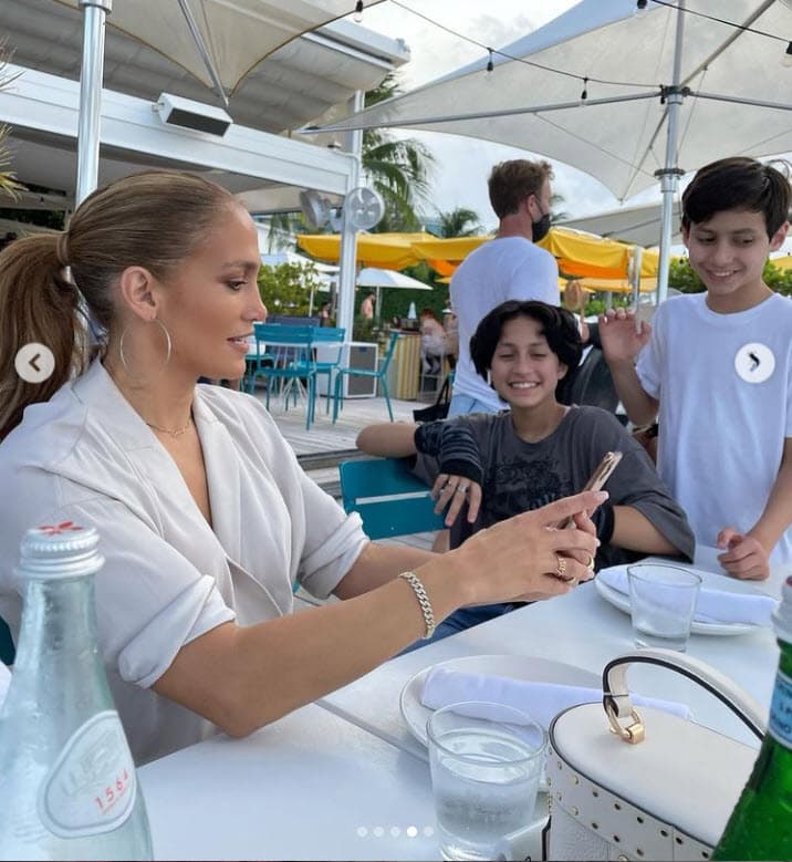 <b><a href="https://www.instagram.com/p/COrKv9zJf7-/" target="_blank">"¡Día de la Madre con mi mami y cocos!"</a></b>, escribió la cantante sobre los hijos que procreó con Marc Anthony. 
<br>