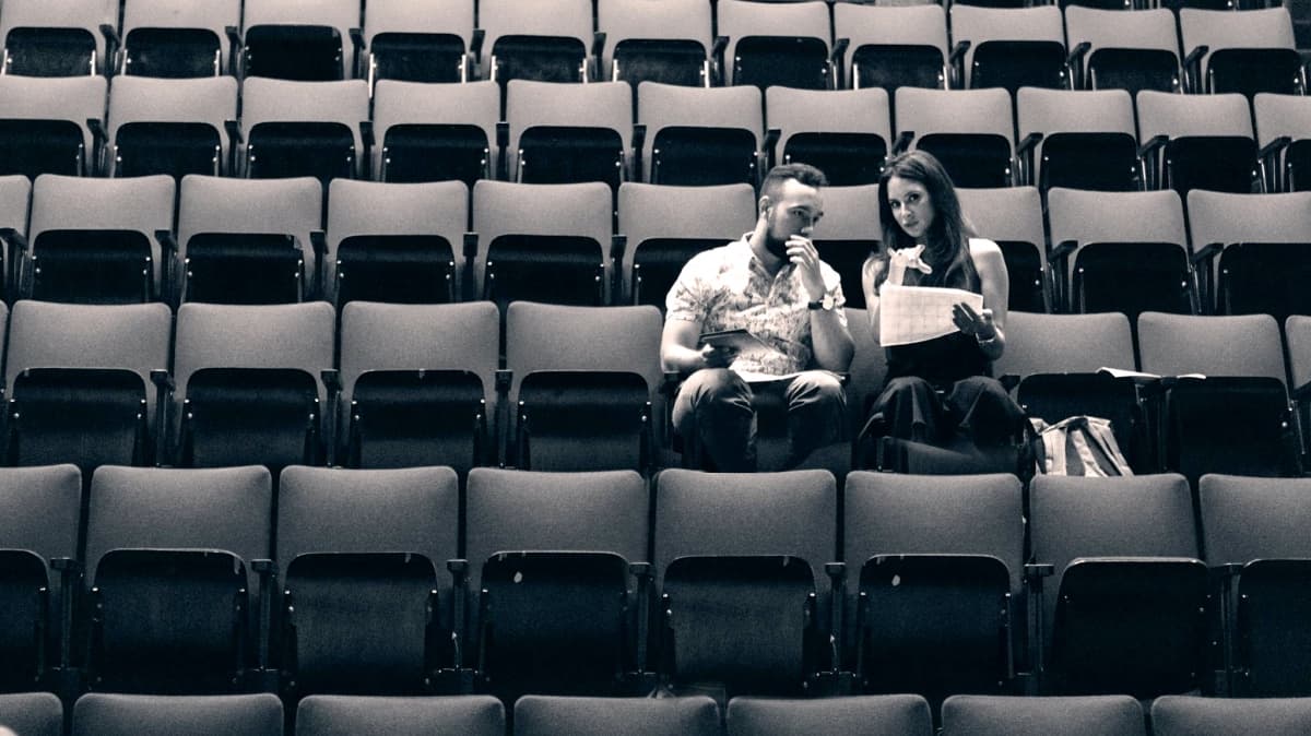 Gabe Figueroa, gerente de producción, y Michelle Núñez, fundadora de Belle Rêve Theatre Company y productora ejecutiva.