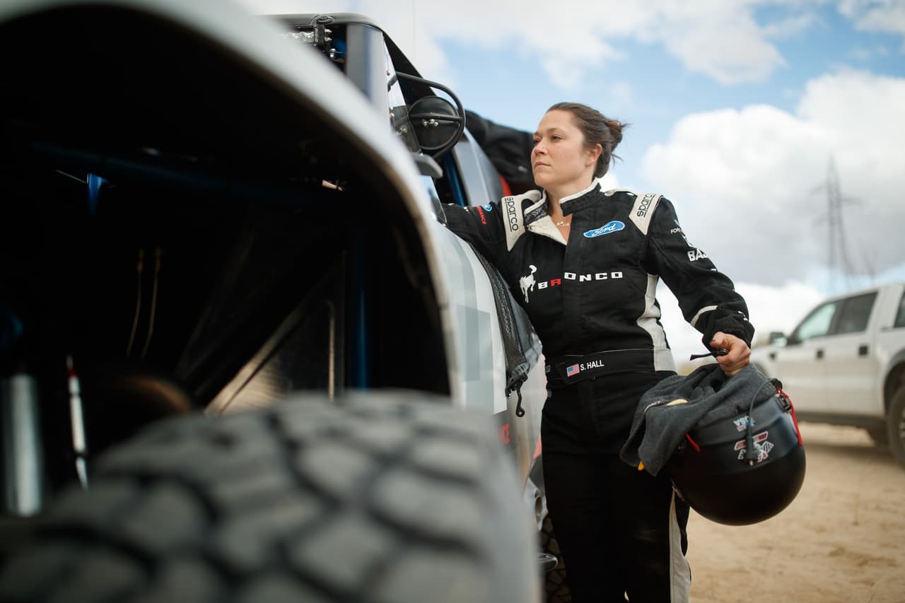 El componente emocional lo trajo Shelby Hall, nieta de Rod Hall. Ella condujo el Bronco R durante algunas etapas de la carrera.