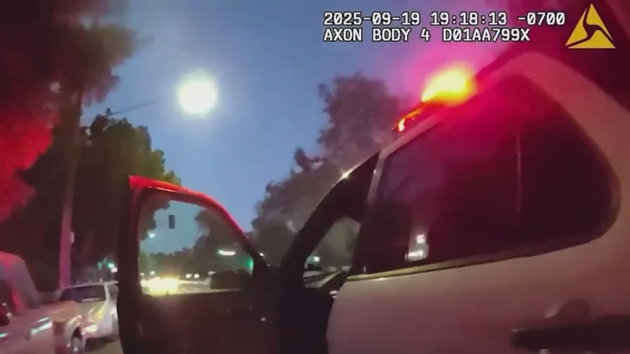 Patrulla de policía atropella a toda velocidad a un hombre en patineta: la víctima murió en el lugar