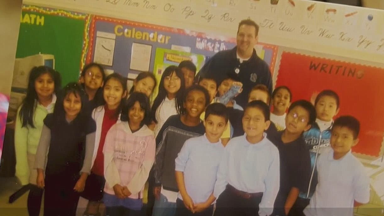 “Me quedé sin dinero": Maestro de niños hispanos queda paralítico, pierde su empleo y ahora será desalojado