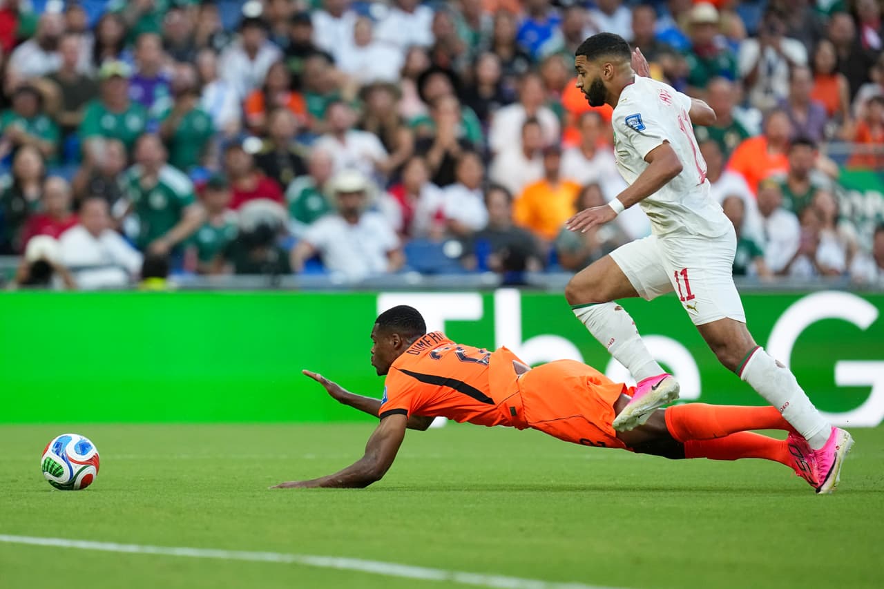 El neerlandés Denzel Dumfries (22) es derribado por el marroquí Ismael Saibari (11) durante el partido de dieciseisavos de final de la Copa del Mundo entre los Países Bajos y Marruecos en Guadalupe, cerca de Monterrey, México, el lunes 29 de junio de 2026.