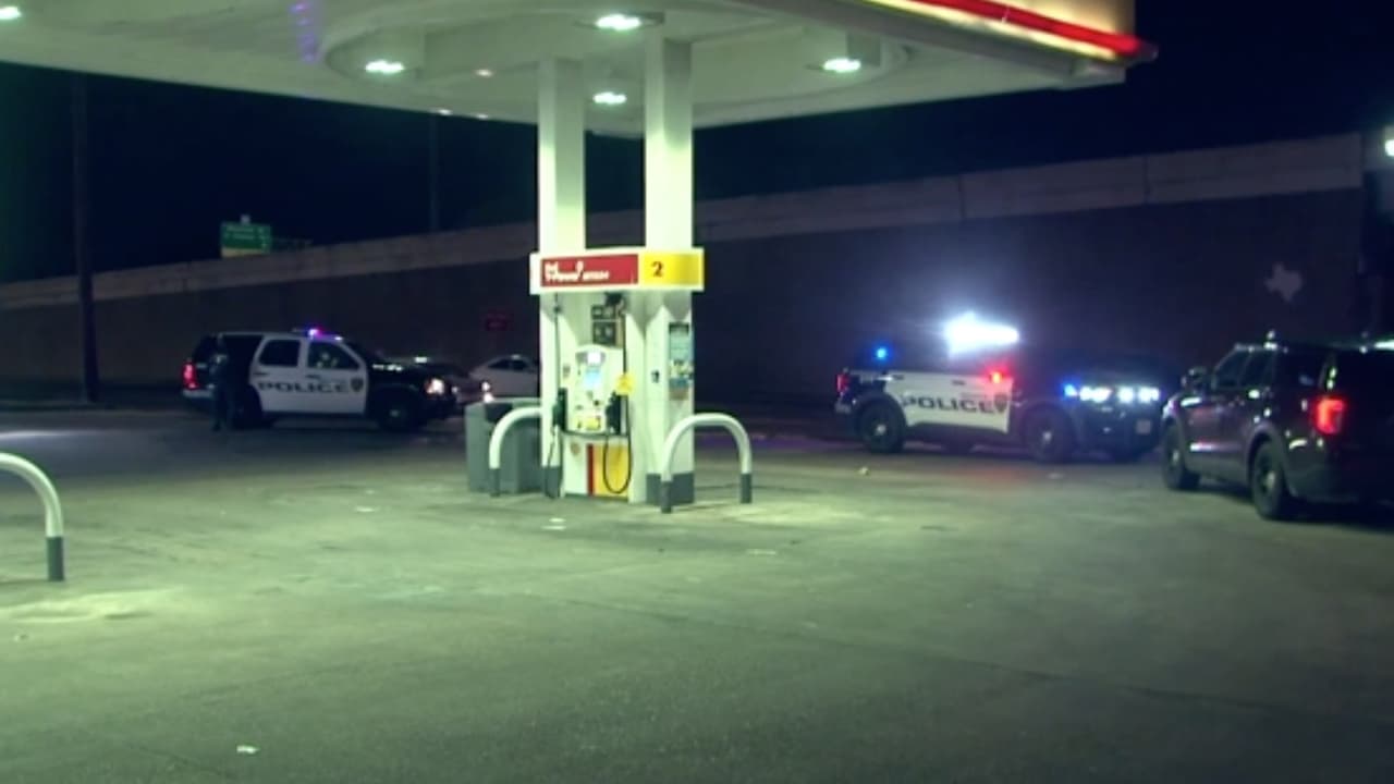 El conductor de la camioneta en la que viajaba la familia pudo detenerse en una gasolinera para pedir ayuda.