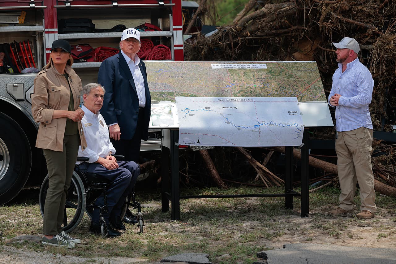KERRVILLE, TEXAS - 11 DE JULIO: El presidente Donald Trump y la primera dama Melania Trump se reunieron con el gobernador de Texas, Greg Abbott, y personal local de los servicios de emergencia para evaluar los daños causados por las inundaciones en el río Guadalupe el 11 de julio de 2025 en Kerrville, Texas.
<br>