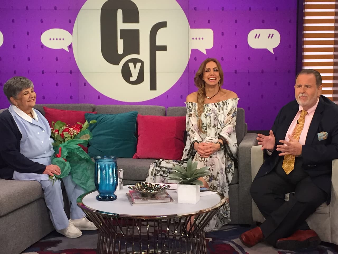 El 28 de febrero Martica cumplió 29 años en la compañía y fue sorprendida con un bello reconocimiento de la mano de Jessica Rodriguez, ejecutiva de Univision
<br>