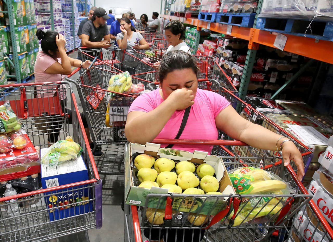 <b>La “catástrofe“ que no llegó a Florida.</b> Los pronósticos de
<b><a href="https://www.univision.com/noticias/huracan-irma/fotos-asi-amanece-florida-tras-el-destructivo-paso-del-huracan-irma-fotos">la llegada de Irma a Florida</a></b> alertaron a los habitantes de la posibilidad de una catástrofe sin precedentes. Como en la fotografía del 6 de septiembre de 2017 tomada en Altamonte Springs, muchos floridanos alarmados colmaron los comercios para abastecerse antes de la llegada del temporal, que afortunadamente disminuyó su fuerza al tocar tierra.
