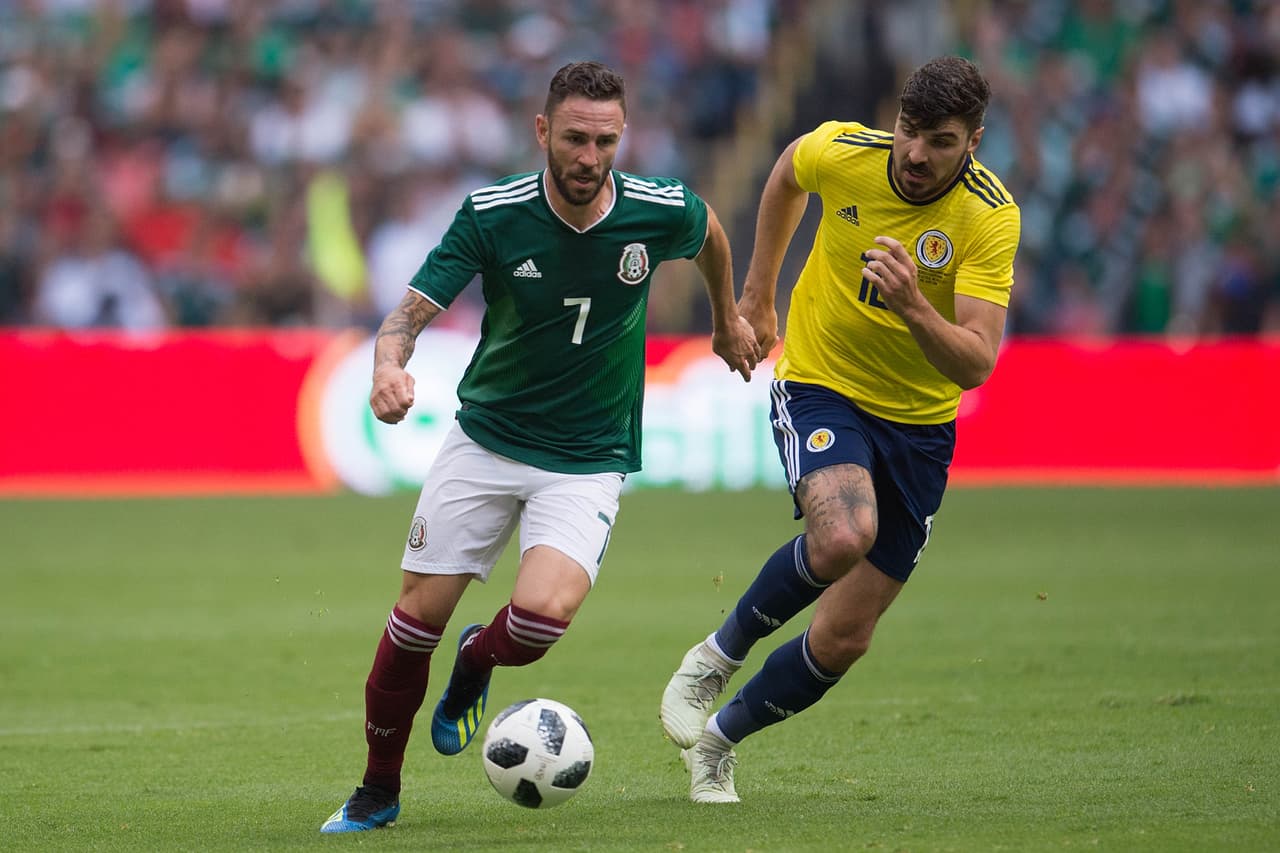 Miguel Layún (7) en una jugada de mucha velocidad por el centro del campo ante la marca de Callum Patterson en la segunda parte del encuentro, donde desplegó gran velocidad.