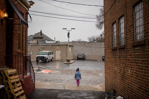 Establece que es importante mirar antes de cruzar y que busque autos a su alrededor.