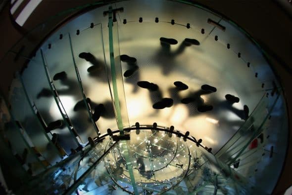 Los potenciales clientes formaron largas colas hasta las 09:00 horas de la mañana del sábado (01:00 GMT), cuando abrió sus puertas.