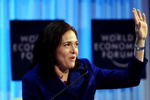 Su salario en 2011 fue de $295,833 y recibió $86,133 en bonos.