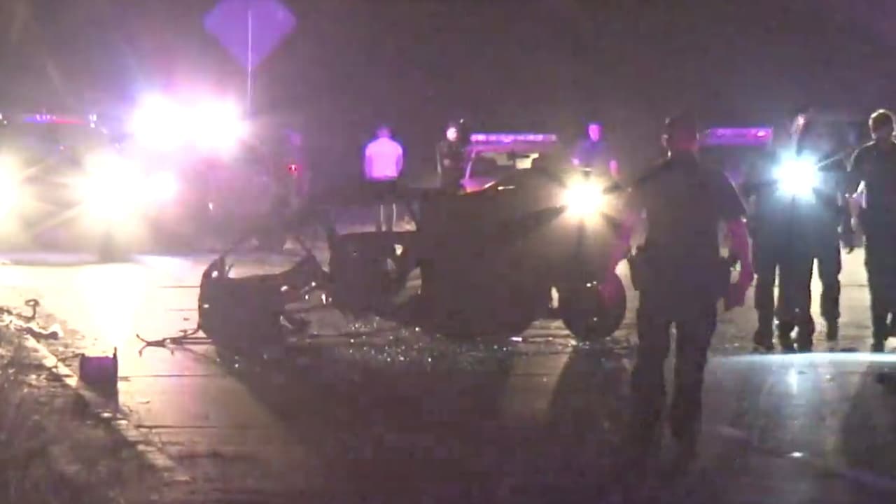 Un automóvil Saturn verde con dos ocupantes viajaba en la carretera I-10 East, cuando por razones desconocidas perdió el control y se estrelló contra un poste que sostenía un letrero metálico que partió el vehículo en dos. Uno de los pasajeros murió y el otro fue transportado a un hospital donde se recupera.