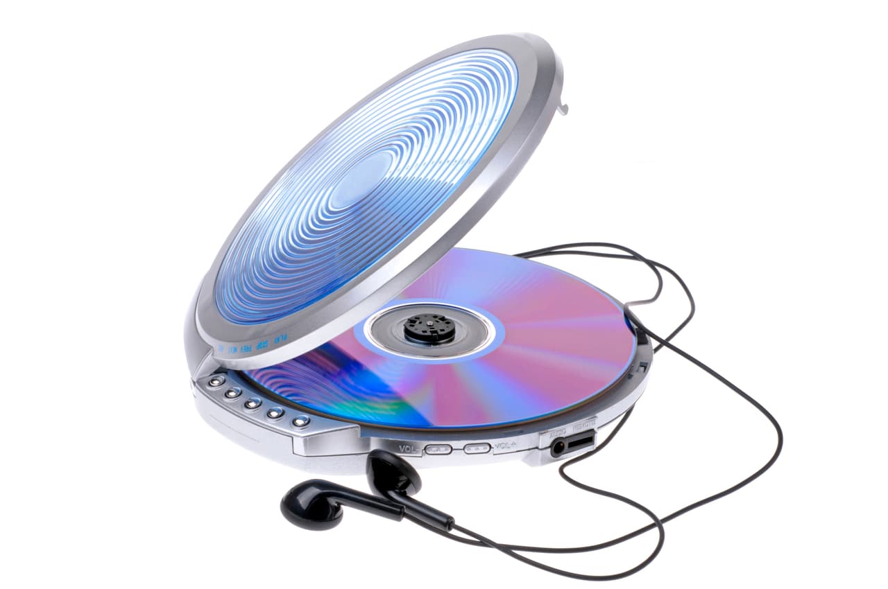 <b>Discman.</b>
<br>
<br>La llegada del disco compacto impulsó a Sony a crear un reproductor portátil de esta nueva forma de almacenamiento de música. Tuvieron su apogeo a mediados de la década de 1990.
<br>