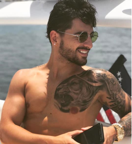 Aunque como puedes ver, también se da la buena vida - y si es presumiendo físico, más 'likes' se lleva.