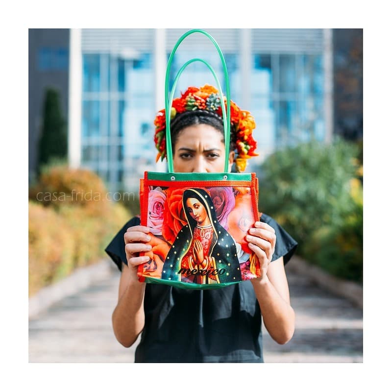 Los 'tote bags' de la Virgen de Guadalupe se pueden conseguir igual en los mercados populares y plazas de mercado como en tiendas online como
<a href="http://www.casa-frida.com/en/">Casa Frida</a>, que exportan productos tradicionales mexicanos a diferentes lugares del mundo.