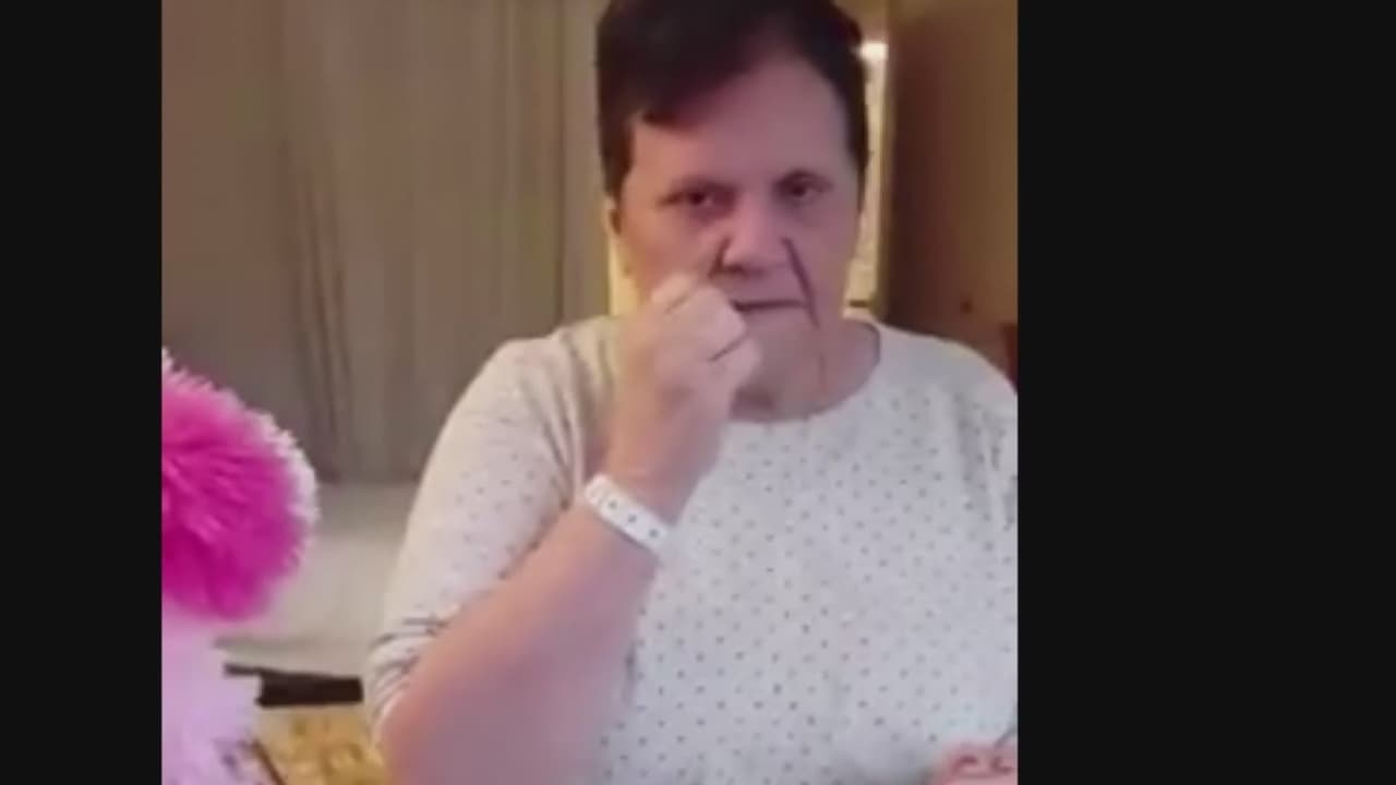 Una familia hispana vive la angustia de saber que uno de sus seres queridos fue diagnosticado con Covid-19, sin embargo, su padecimiento de demencia senil no permite que lo sepa. Sus familiares sufren la dura realidad del distanciamiento físico y no poder cuidarla como merece.