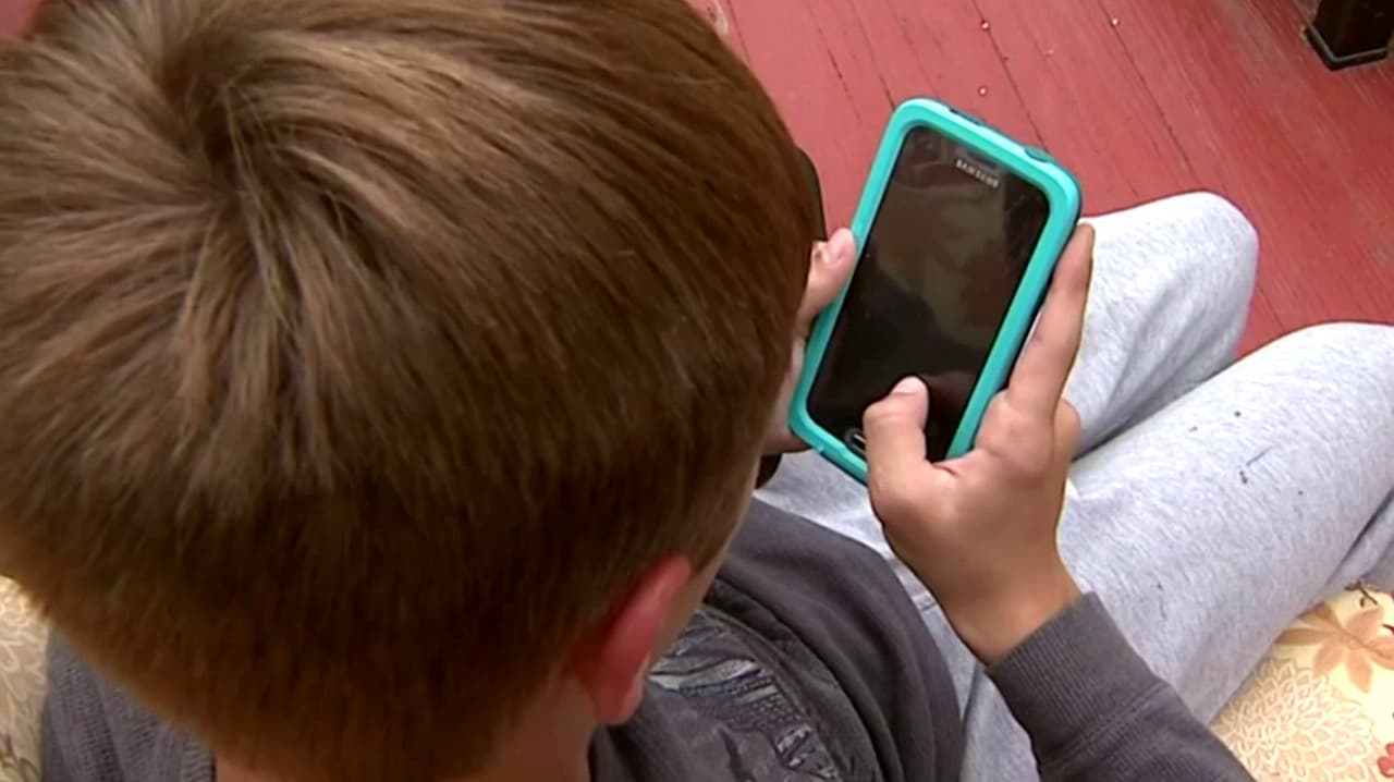 ¿Volver al lápiz y al papel?: Lo que debes saber sobre la restricción de pantallas en escuelas de Los Ángeles