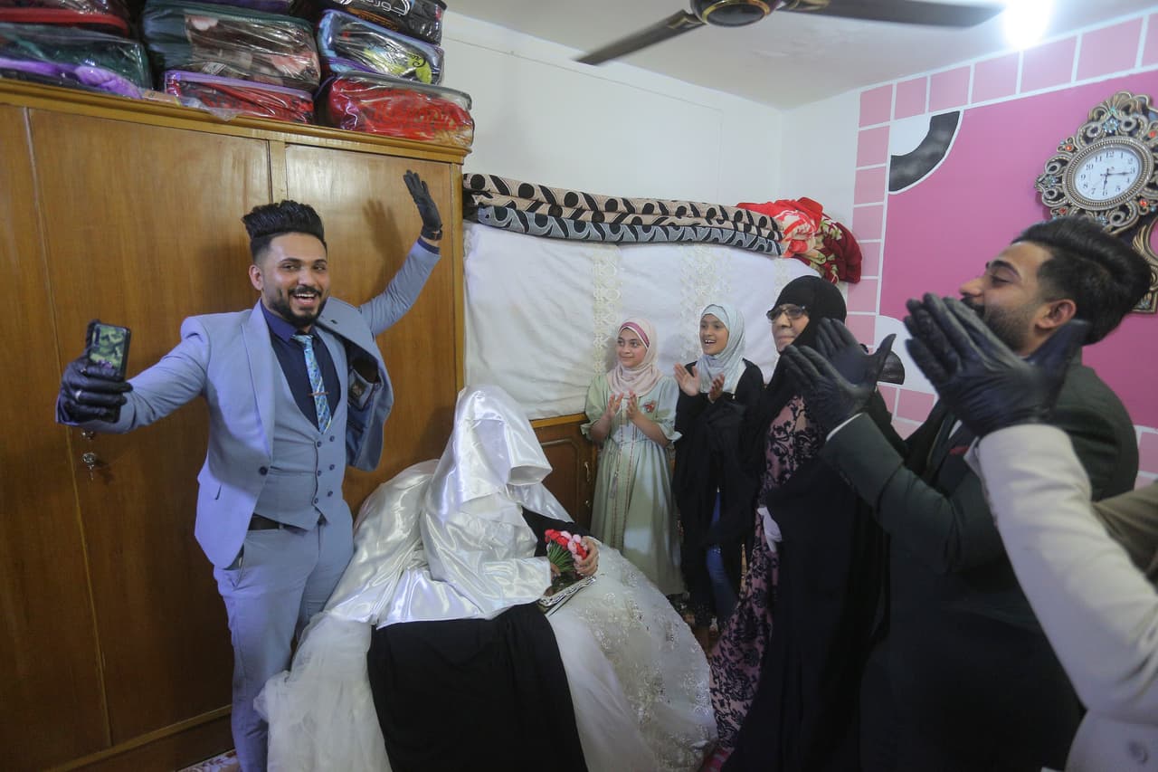 <b>Apoyo policial para una boda.</b> Una pareja de Najaf, Irak, no quiso suspender su matrimonio luego que las autoridades prohibieran las aglomeraciones. La pareja pidió ayuda a las fuerzas de seguridad y la policía destinó un auto para transportar a los novios a una pequeña celebración con seis personas. 9 de abril.
