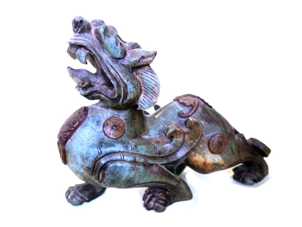 Hay otros dragones que solamente se usan para atraer la buena suerte en las apuestas y el azar, para que tu negocio prospere, o sea, más inclinados al lado económico.