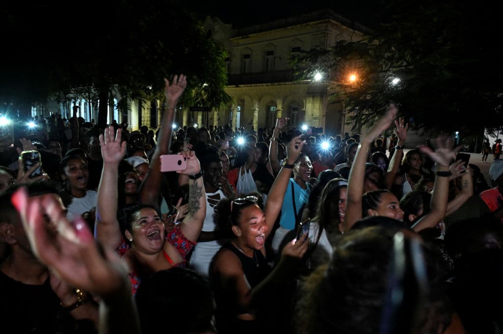 En La Habana, Cuba, también cientos de jóvenes se congregaron para celebrar sus 37 años de vida, escuchando sus éxitos. Aunque intentaron mantenerse felices, las lágrimas se hicieron presente.