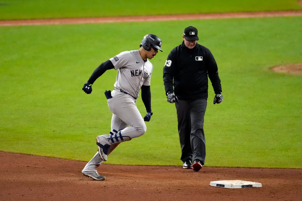 La adquisición de Juan Soto en un canje con los Padres de San Diego en diciembre de 2023 fue crucial para el éxito de los Yankees esta temporada. Soto, de 25 años, llegó a Nueva York en un intercambio que involucró a siete jugadores, demostrando ser una pieza clave en la alineación de los Yankees.