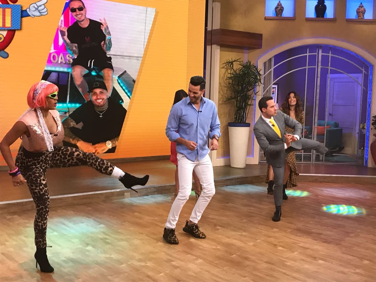 'La exótica' no perdía detalle de lo que hacían sus alumnos, que no son tan flexibles como ella.