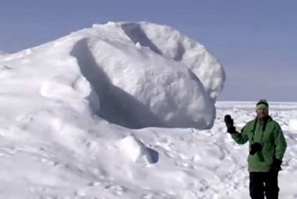 Un profesor universitario se dio a la tarea de explorar y documentar las formaciones de hielo luego del intenso invierno Foto: You Tube 