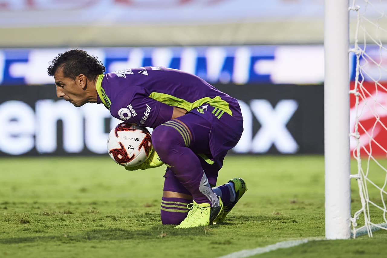 El conjunto de Pezzolano buscaba con mejores intenciones el empate, pero Tigres aprovechaba los espacios.