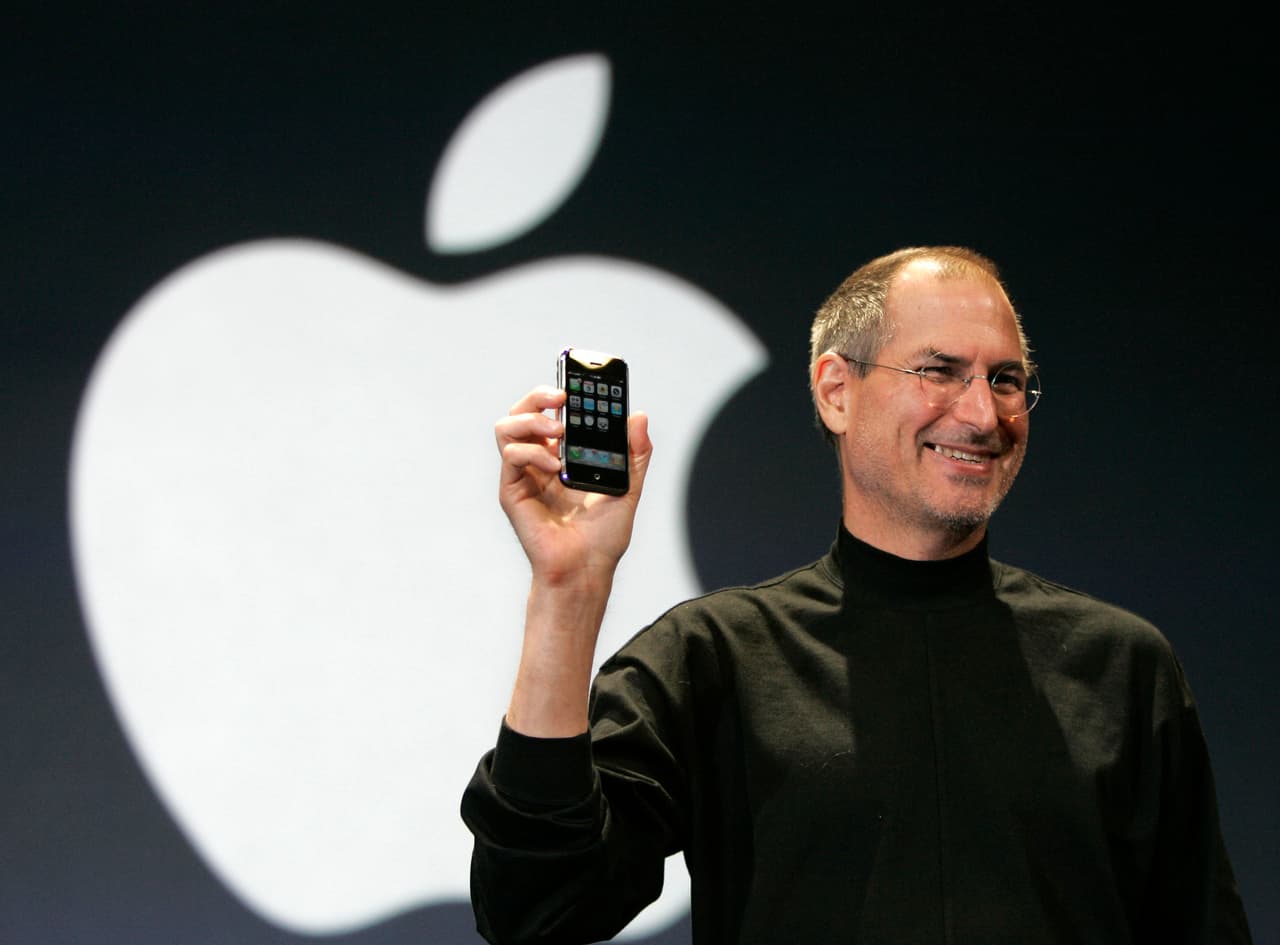 El entonces director ejecutivo de Apple, y fabricante de computadoras, Steve Jobs, mostrando el primer iPhone de la historia en 2007. (Foto AP/Paul Sakuma)