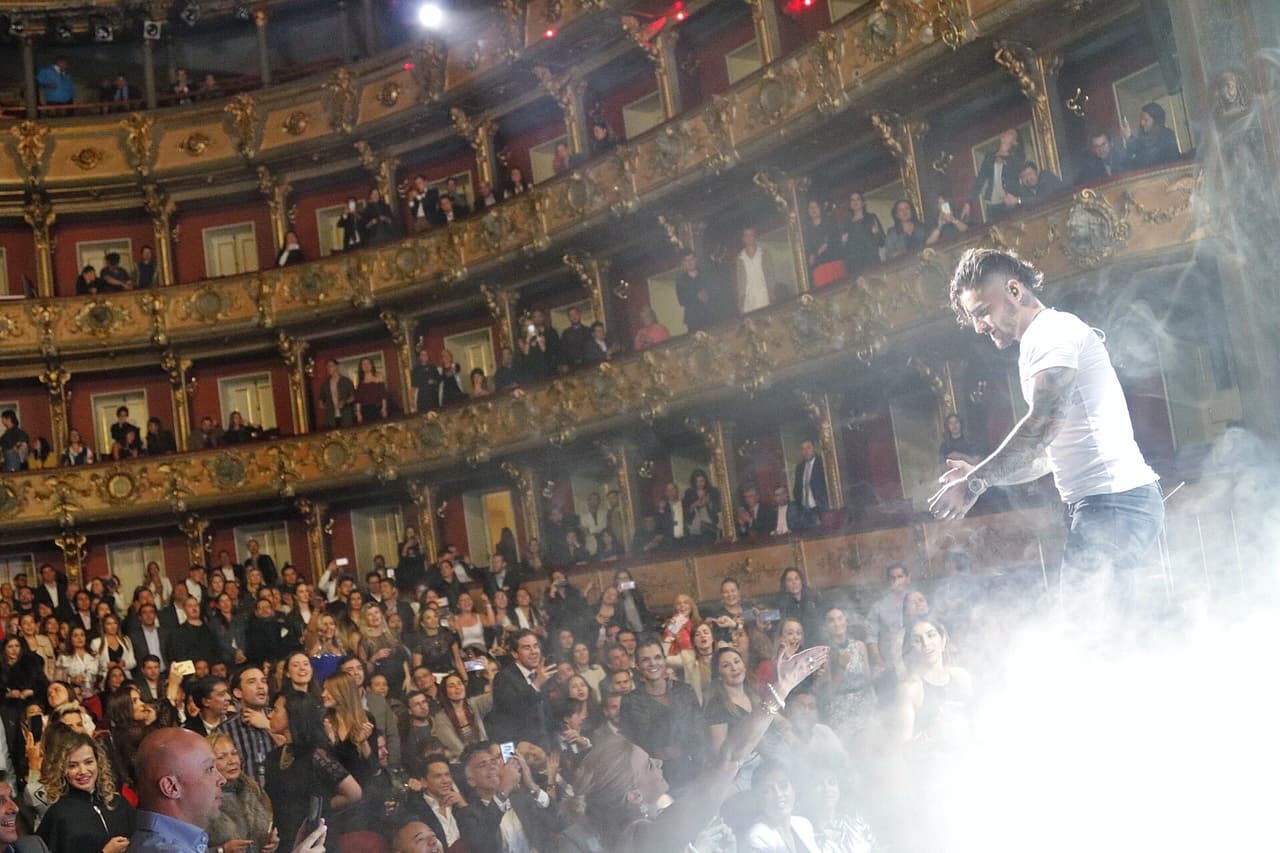Juan Luis Londoño, conocido por su nombre artístico ‘Maluma’, se presentó con éxito por primera vez en una de las series de conciertos acústicos previos a la 18.
<sup>a</sup> Entrega Anual del Latin GRAMMY.