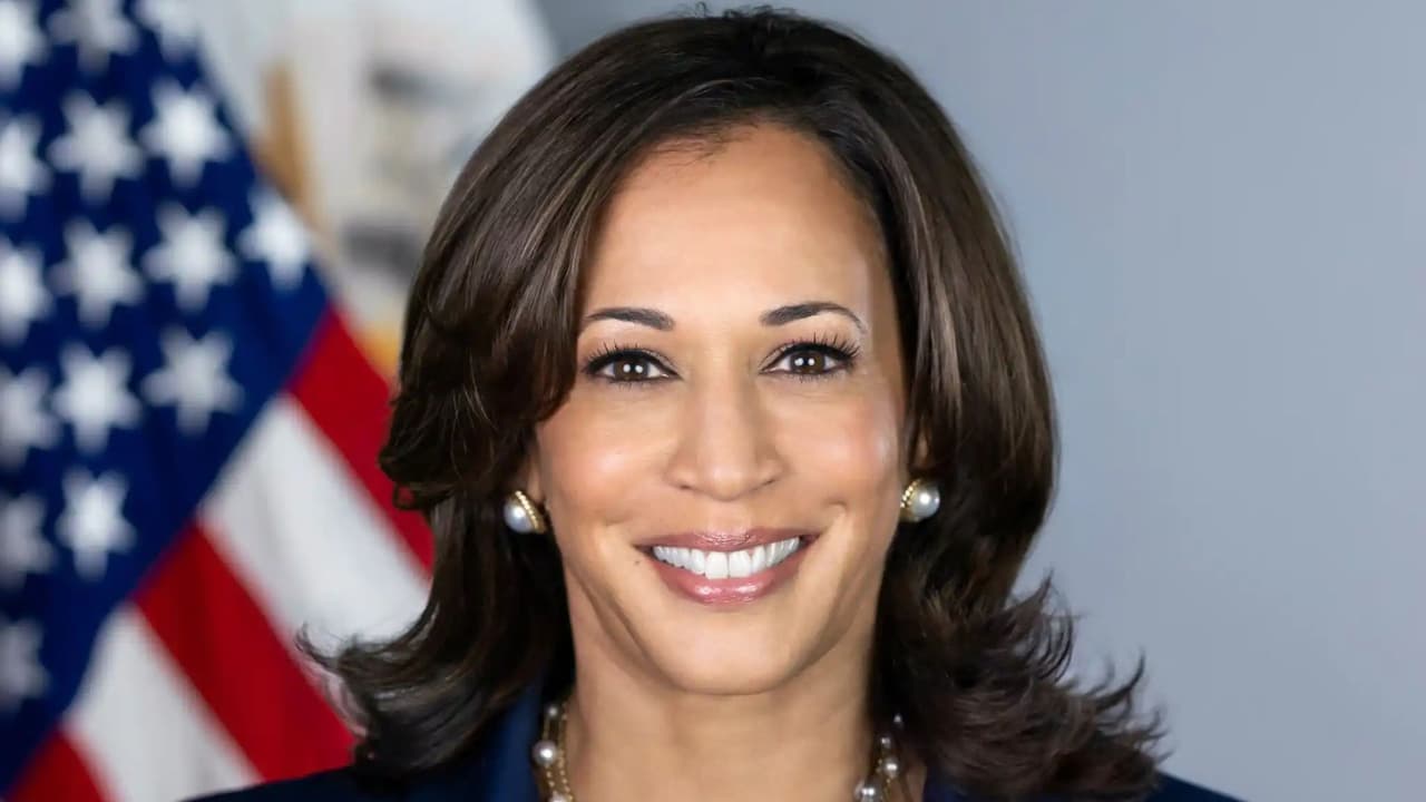 Declaración de la vicepresidenta Kamala Harris: “En nombre del pueblo estadounidense, agradezco a Joe Biden por su extraordinario liderazgo como presidente de los Estados Unidos y por sus décadas de servicio a nuestro país. Su notable legado de logros no tiene comparación en la historia moderna de Estados Unidos y supera el legado de muchos presidentes que incluso han cumplido dos mandatos.“Es un gran honor servir como su vicepresidenta y estoy profundamente agradecida con el presidente, la Dra. Biden y toda la familia Biden. Conocí al presidente Biden por primera vez a través de su hijo Beau. Éramos amigos desde nuestros días trabajando juntos como Fiscales Generales de nuestros estados de origen. Mientras trabajábamos juntos, Beau me contaba historias sobre su papá. La clase de padre y la clase de hombre que es. Y las cualidades que Beau veneraba en su padre son las mismas cualidades y los mismos valores que he visto todos los días en el liderazgo de Joe como presidente: su honestidad e integridad. Su gran corazón y compromiso con su fe y su familia. Y su amor por nuestro país y el pueblo estadounidense.“Con este acto desinteresado y patriótico, el presidente Biden está haciendo lo que ha hecho durante toda su vida de servicio: poner al pueblo estadounidense y a nuestro país por encima de todo“Me siento honrada de contar con el respaldo del Presidente y mi intención es ganar esta nominación. El año pasado, viajé por todo el país, hablando con los estadounidenses sobre la opción clara que enfrentarán en esta elección trascendental. Y eso es lo que seguiré haciendo en los próximos días y semanas. Haré todo lo que esté a mi alcance para unir al Partido Demócrata —y unir a nuestra nación— para derrotar a Donald Trump y su agenda extremista del Proyecto 2025.“Tenemos 107 días hasta el día de las elecciones. Juntos lucharemos. Y juntos ganaremos”.