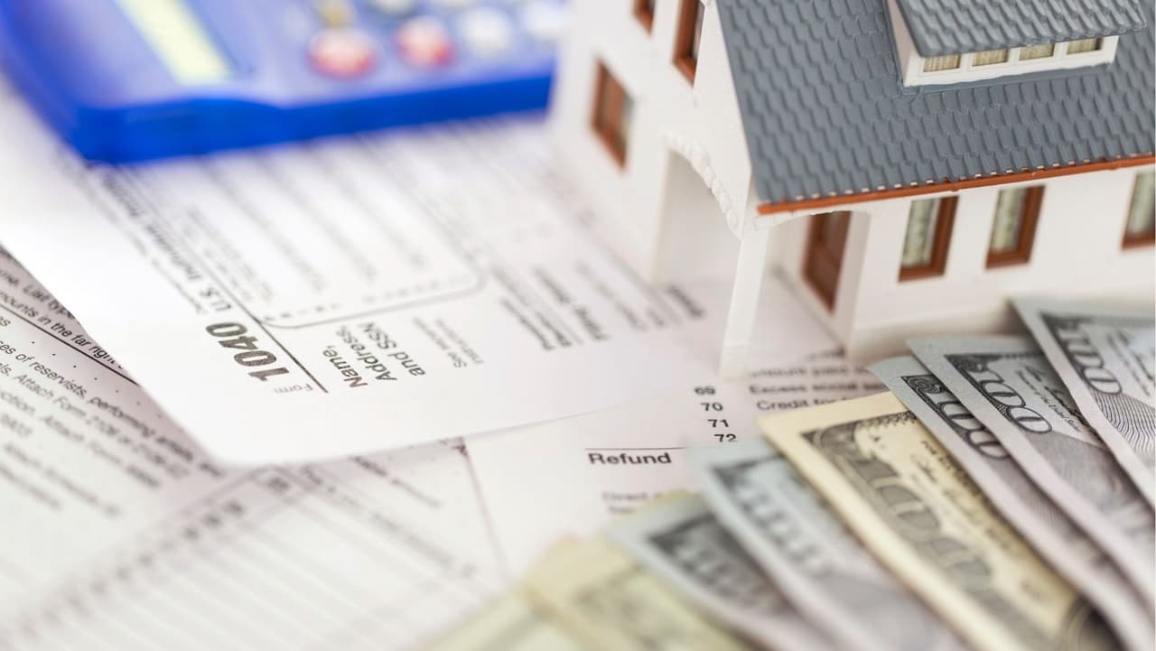 <b>Deducción fiscal caritativa especial</b>: Normalmente, solo los contribuyentes que detallan las deducciones pueden deducir sus contribuciones caritativas. Pero el IRS, una vez más, les permite a quienes toman la deducción estándar, que es la mayoría de los contribuyentes, deducir hasta $300 en efectivo para organizaciones benéficas que califiquen. Y este año, las parejas casadas que presentan una declaración conjunta pueden deducir hasta $600.