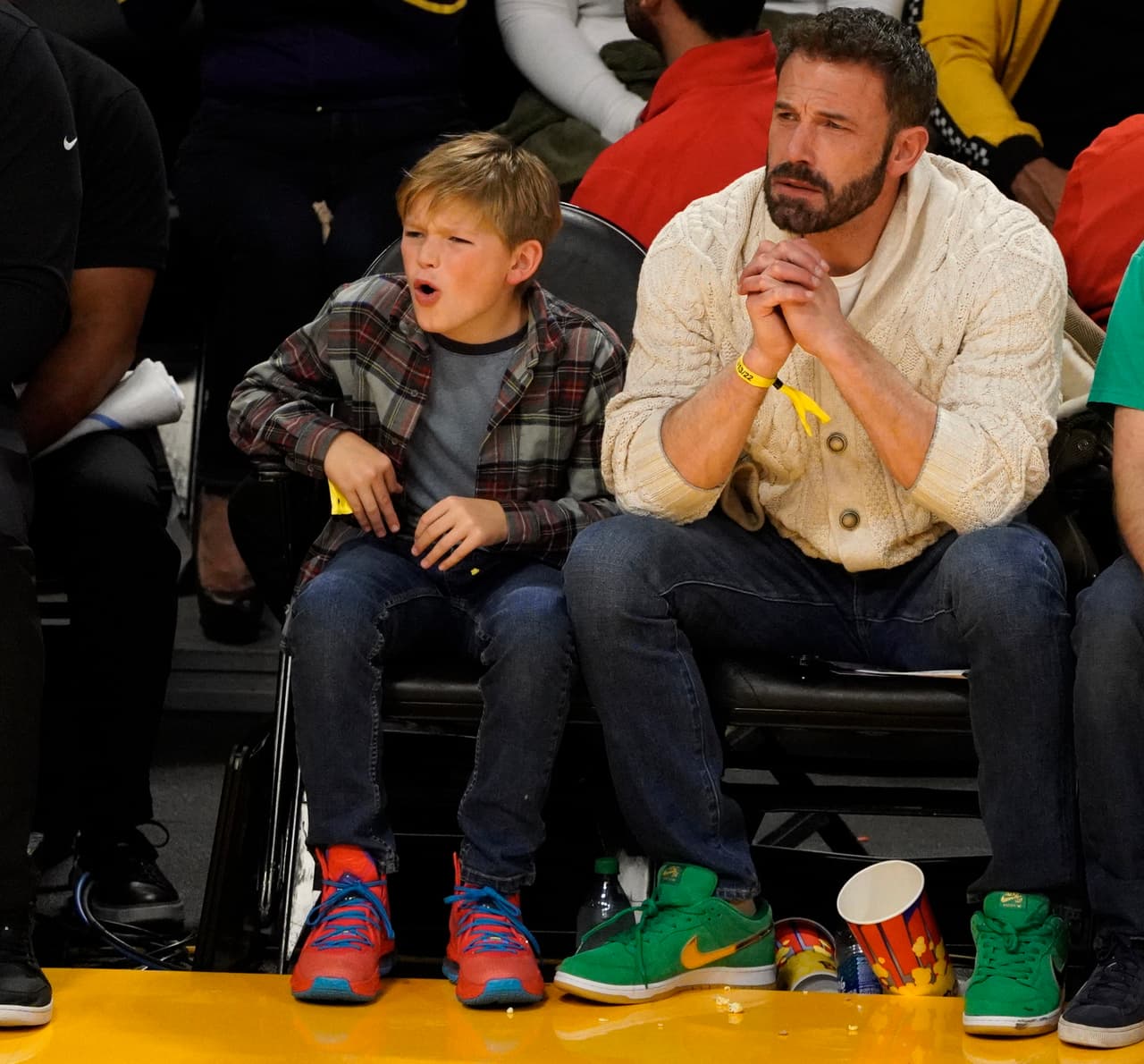 Samuel y Ben disfrutaron del juego en primera fila. Las cámaras que los siguieron captaron sus muecas y gestos provocados por la emoción del juego.