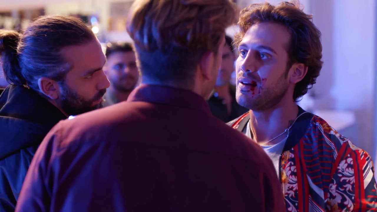 Luego de varios años, Juanjo encontró a Charly en su bar y le reclamó por haber usado las canciones de Yamelí para hacerse famoso. Tras la acusación, los dos comenzaron una feroz pelea.