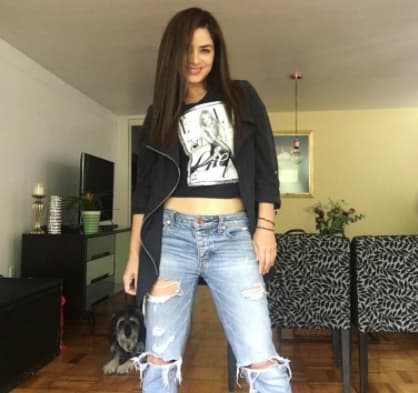 En esta imagen la actriz muestra como lucía su hogar antes del sismo. Ella no compartió fotos de cómo quedó el inmueble pero expresó en Instagram: "Me ha caído el 20: estoy 'homeless'. Esto que tengo aquí en el coche es prácticamente algo de lo que tengo aquí en México. Estoy bien. Como yo sé que hay muchas personas. Ha sido muy duro todo, pero fuerza, fuerza México".