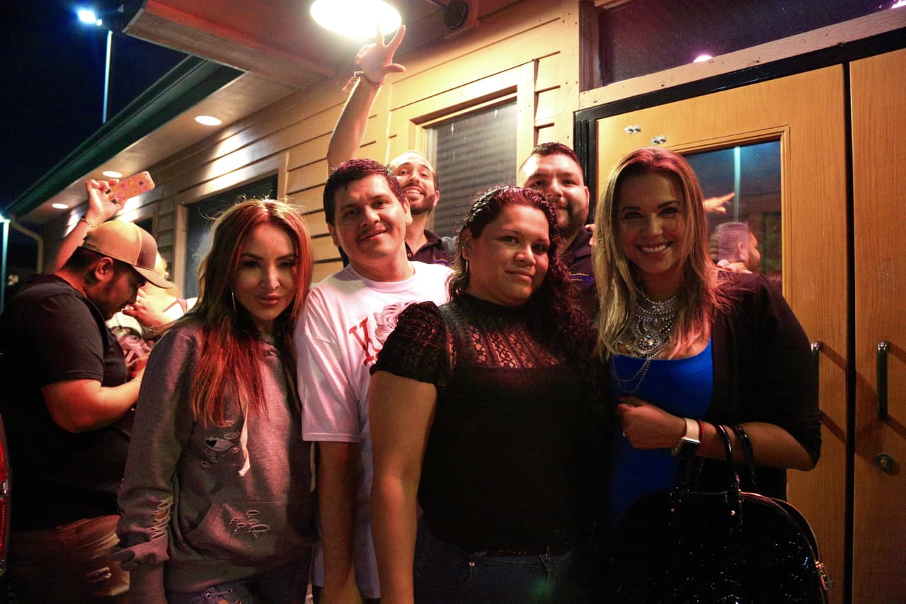 Los tres locutores se fueron a las calles de Dallas y tuvieron la oportunidad de conocer algunos de sus seguidores.