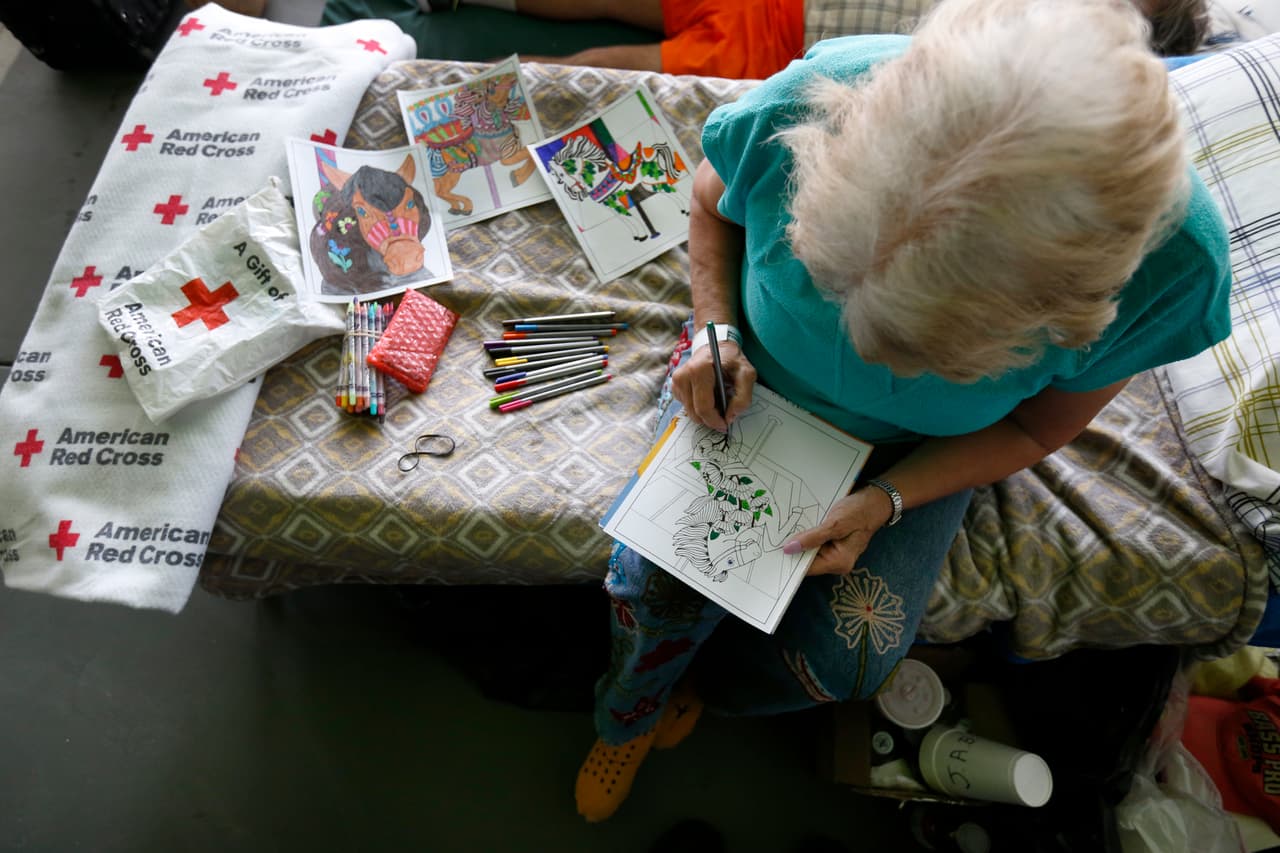 Kudy Ann Bell colorea mientras aguarda en el mismo refugio.