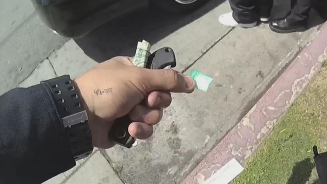 En video: investigan a policía que quedó grabado poniéndole droga a un detenido en su billetera