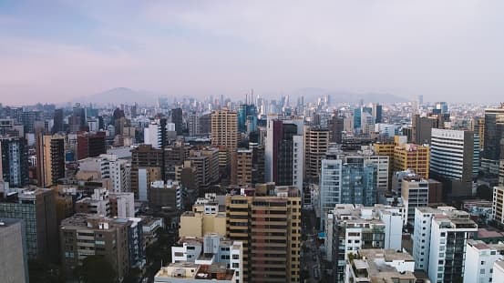 <b>Lima, Perú</b>.- La capital peruana se coloca en el octavo lugar de la lista. Según un estudio realizado por Universidad Católica del Perú y publicado por el diario 
<i><a href="https://larepublica.pe/sociedad/1218645-el-estres-ese-enemigo-silencioso-que-afecta-al-80-de-peruanos/" target="_blank">La República</a></i>, las mujeres son las principales víctimas de este padecimiento. Además señala que 80% de los peruanos ha sufrido en algún momento de su vida signos de estrés y depresión.