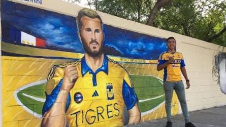 André-Pierre Gignac eternizado en una barda de Monterrey.