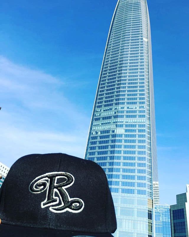 A las afueras de la Torre Sky Costanera ubicada en Chile.