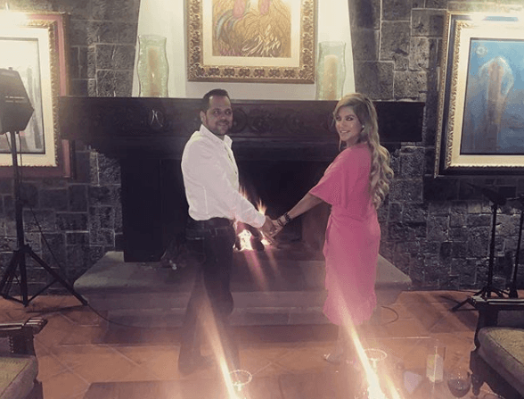 "...pero en una fiesta de Juliantla, 
<b>un 3 de febrero, estando yo sentada </b>en las gradas de plaza vi pasar a un muchacho que me encantó, vi que saludó a mi primo y no pensé dos veces en preguntarle quién era..."