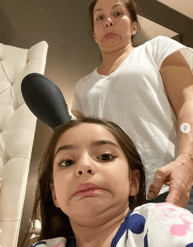 En tanto que, también ha demostrado su gusto por el arte, la comedia y el canto como su mamá.