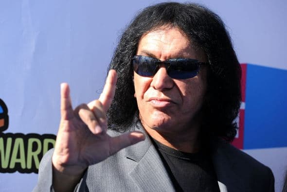 GENE SIMMONS- Este integrante del grupo KISS comenzó a ganar su dinero a temprana edad limpiando la grasa del tronco de un carnicero. "Solíamos cortar las cabezas de los pollos", confesó el rockero.