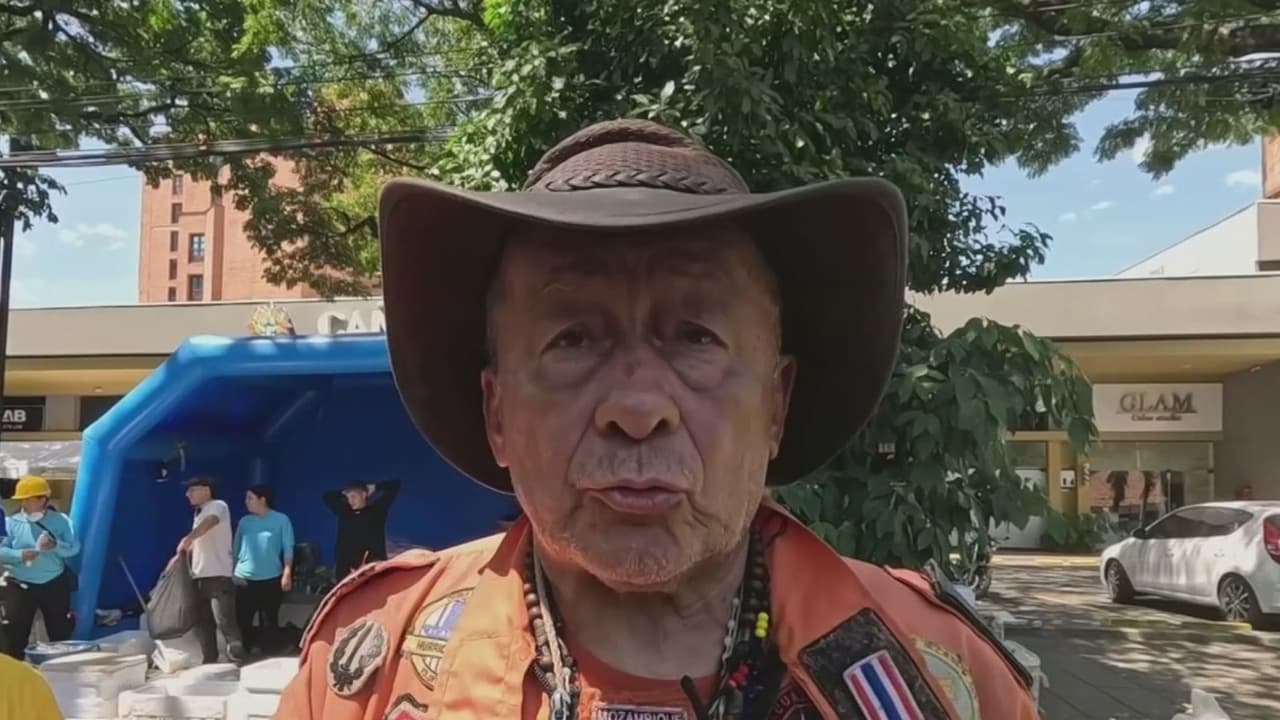 El emblemático grupo de rescatistas ' Topos' de México está en Colombia; así buscan entre los escombros